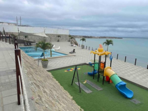 Hermosa Casa con piscina frente al mar y acceso privado a la playa